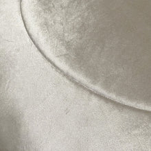 Afbeelding in Gallery-weergave laden, Boxkleed Luxury Velvet lichtgrijs met een vleugje zand rond