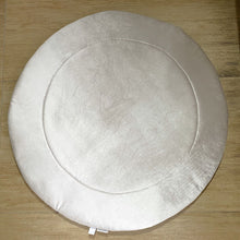 Afbeelding in Gallery-weergave laden, Boxkleed Luxury Velvet lichtgrijs met een vleugje zand rond