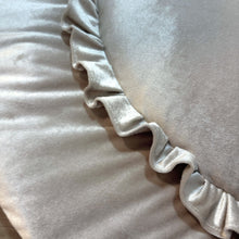 Afbeelding in Gallery-weergave laden, Boxkleed rond Velvet Ruffle in zand kleur - ruche - Luxury Velvet