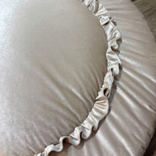 Afbeelding in Gallery-weergave laden, Boxkleed rond Velvet Ruffle in zand kleur - ruche - Luxury Velvet