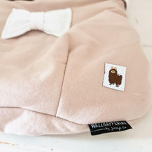 Afbeelding in Gallery-weergave laden, Dekje Jess - jolino - strikje - zand - beige - wit - hydrofiel - mousseline