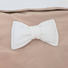 Afbeelding in Gallery-weergave laden, Dekje Jess - jolino - strikje - zand - beige - wit - hydrofiel - mousseline
