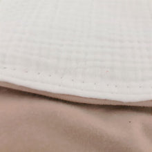 Afbeelding in Gallery-weergave laden, Dekje Jess - jolino - strikje - zand - beige - wit - hydrofiel - mousseline