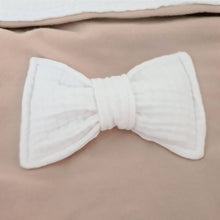 Afbeelding in Gallery-weergave laden, Dekje Jess - jolino - strikje - zand - beige - wit - hydrofiel - mousseline