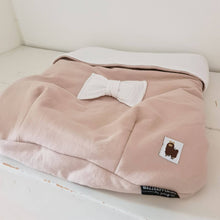 Afbeelding in Gallery-weergave laden, Dekje Jess - jolino - strikje - zand - beige - wit - hydrofiel - mousseline