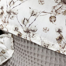 Afbeelding in Gallery-weergave laden, Dekje Kato - taupe - katoen plant print - strikje - wafel