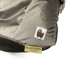 Afbeelding in Gallery-weergave laden, Dekje Luxury Velvet - taupe - strik - bamboe - in diverse kleuren