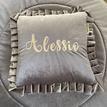 Afbeelding in Gallery-weergave laden, Kussen Velvet met ruffle of bies - geboortekussen - kussen met naam - in 12 kleuren