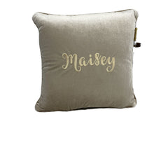 Afbeelding in Gallery-weergave laden, Kussen Velvet met ruffle of bies - geboortekussen - kussen met naam - in 12 kleuren