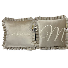Afbeelding in Gallery-weergave laden, Kussen Velvet met ruffle of bies - geboortekussen - kussen met naam - in 12 kleuren