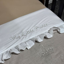 Afbeelding in Gallery-weergave laden, Laken Ruffle My little Prince - wit - ruches - ruffles - poplin katoen - geborduurd
