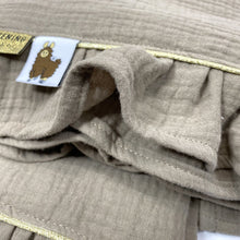 Afbeelding in Gallery-weergave laden, Laken Sjieke Ruffle in taupe hydrofiel met ruffle - en goud