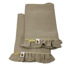 Afbeelding in Gallery-weergave laden, Laken Sjieke Ruffle in taupe hydrofiel met ruffle - en goud