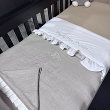 Afbeelding in Gallery-weergave laden, Babydekentje in linnen met borduring My Little Prince en een kroontje