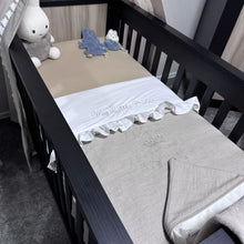 Afbeelding in Gallery-weergave laden, Babydekentje in linnen met borduring My Little Prince en een kroontje