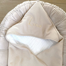 Afbeelding in Gallery-weergave laden, Omslagdoek NewYork - beige - zand - met naam - wafel in 2 kleuren