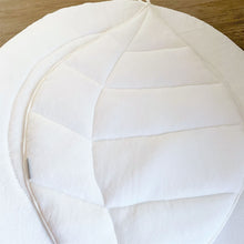 Afbeelding in Gallery-weergave laden, Onderlegger Leaf bladvorm off white box babynestje bed ledikant bamboe