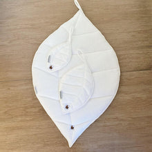 Afbeelding in Gallery-weergave laden, Onderlegger Leaf bladvorm off white box babynestje bed ledikant bamboe