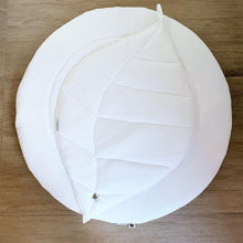 Afbeelding in Gallery-weergave laden, Onderlegger Leaf bladvorm off white box babynestje bed ledikant bamboe
