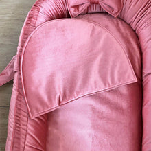 Afbeelding in Gallery-weergave laden, Babynestje Velvet luxury framboos lichtroze strik