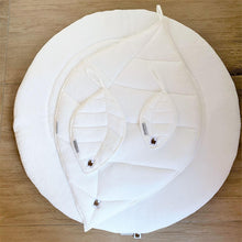 Afbeelding in Gallery-weergave laden, Onderlegger Leaf bladvorm off white box babynestje bed ledikant bamboe