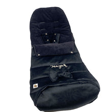 Afbeelding in Gallery-weergave laden, Voetenzak voor in de buggy - zwart velvet - met naam en strikje
