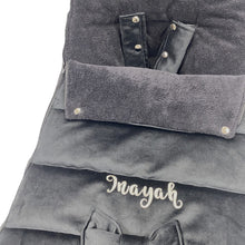 Afbeelding in Gallery-weergave laden, Voetenzak voor in de buggy - zwart velvet - met naam en strikje