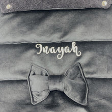 Afbeelding in Gallery-weergave laden, Voetenzak voor in de buggy - zwart velvet - met naam en strikje
