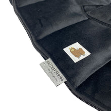 Afbeelding in Gallery-weergave laden, Voetenzak voor in de buggy - zwart velvet - met naam en strikje