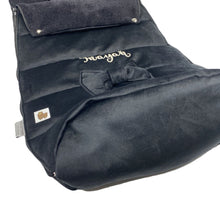 Afbeelding in Gallery-weergave laden, Voetenzak voor in de buggy - zwart velvet - met naam en strikje