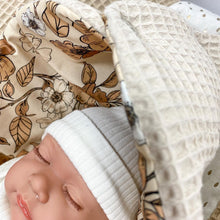 Afbeelding in Gallery-weergave laden, Voetenzak Flower beige in neutrale kleuren zand wafel & bloemen