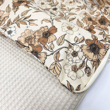 Afbeelding in Gallery-weergave laden, Voetenzak Flower beige in neutrale kleuren zand wafel & bloemen