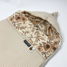 Afbeelding in Gallery-weergave laden, Voetenzak Flower beige in neutrale kleuren zand wafel & bloemen