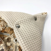 Afbeelding in Gallery-weergave laden, Voetenzak Flower beige in neutrale kleuren zand wafel & bloemen