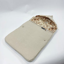 Afbeelding in Gallery-weergave laden, Voetenzak Flower beige in neutrale kleuren zand wafel & bloemen