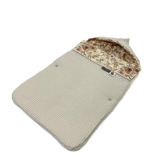 Afbeelding in Gallery-weergave laden, Voetenzak Flower beige in neutrale kleuren zand wafel & bloemen