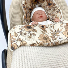 Afbeelding in Gallery-weergave laden, Voetenzak Flower beige in neutrale kleuren zand wafel & bloemen