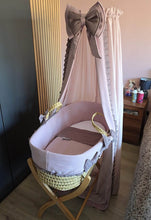 Afbeelding in Gallery-weergave laden, Mozes wiegbekleding Véda - oudroze & taupe wafel jersey - strikjes - hemel