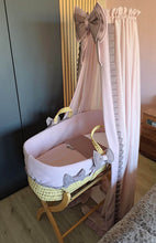 Afbeelding in Gallery-weergave laden, Mozes wiegbekleding Véda - oudroze & taupe wafel jersey - strikjes - hemel