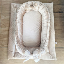 Afbeelding in Gallery-weergave laden, Babynestje Velvet luxury zand champagne strik
