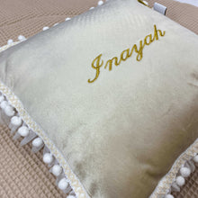 Afbeelding in Gallery-weergave laden, Kussen Velvet - geboortekussen - kussen met naam - in 10 kleuren