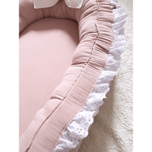 Afbeelding in Gallery-weergave laden, Babynestje Khloe oudroze broderie strik landelijk hydrofiel