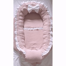 Afbeelding in Gallery-weergave laden, Babynestje Khloe oudroze broderie strik landelijk hydrofiel