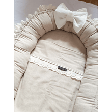 Afbeelding in Gallery-weergave laden, Babynestje Noella zand creme linnen broderie strik landelijk