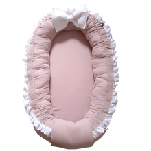 Afbeelding in Gallery-weergave laden, Babynestje Khloe oudroze broderie strik landelijk hydrofiel