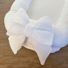 Afbeelding in Gallery-weergave laden, Babynestje Bamboe Strik offwhite bamboo strikken