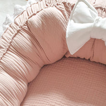 Afbeelding in Gallery-weergave laden, Babynestje Chanty zalm broderie strik landelijk hydrofiel