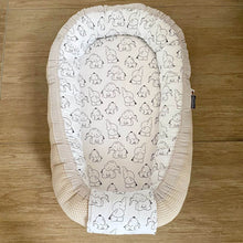 Afbeelding in Gallery-weergave laden, Babynestje Dombo olifantje zwartwit zand wafel monochroom neutraal