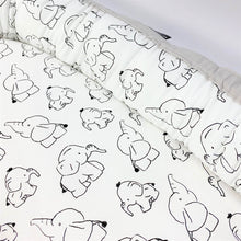 Afbeelding in Gallery-weergave laden, Babynestje Dombo olifantje zwartwit zand wafel monochroom neutraal