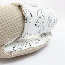 Afbeelding in Gallery-weergave laden, Babynestje Dombo olifantje zwartwit zand wafel monochroom neutraal